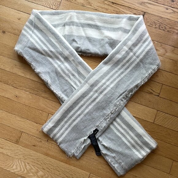 🤍 Zara Large Acrylic white light grey warm blanket scarf - Picture 4 of 6